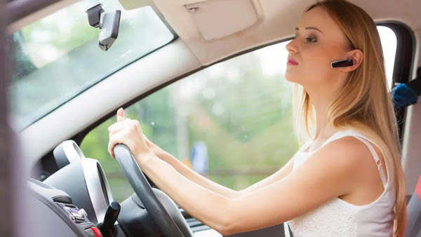 വാഹനം ഓടിക്കുമ്പോൾ ബ്ലൂടൂത്തിൽ സംസാരിച്ചാലും പിടിവീഴും; ലൈസൻസ് വരെ പോകാം, പുതിയ തീരുമാനവുമായി കേരളം