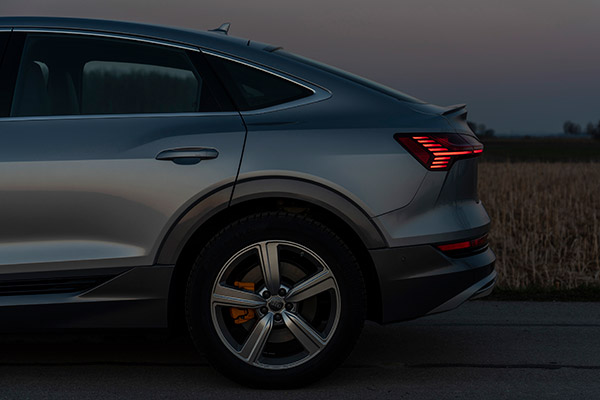 ഇനി കളി മാറും; ആഢംബര ഇലക്‌ട്രിക് നിര കീഴടക്കാന്‍ ഔഡി ഇ-ട്രോണ്‍ എത്തി, പ്രാരംഭ വില 99.99 ലക്ഷം രൂപ