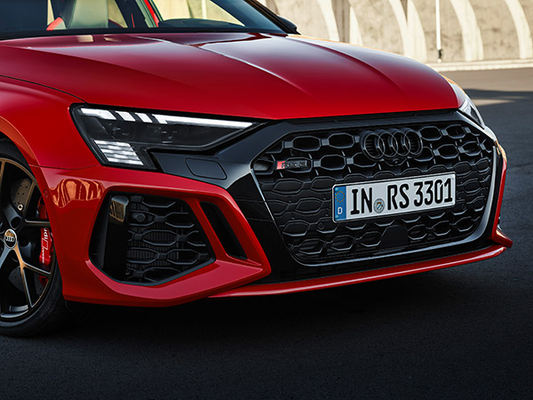 മെർസിഡീസ് AMG ശ്രേണിക്ക് വെല്ലുവിളിയായി RS 3 പെർഫോമെൻസ് മോഡലുകൾ അവതരിപ്പിച്ച് ഔഡി