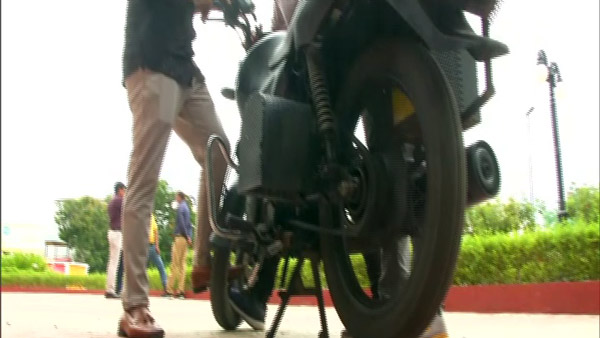 പെട്രോളിലും ഇലക്ട്രിക്കിലും ഓടിക്കാം; ഹ്രൈബ്രിഡ് മോട്ടോര്‍സൈക്കിളുമായി കോളേജ് വിദ്യാര്‍ത്ഥികള്‍