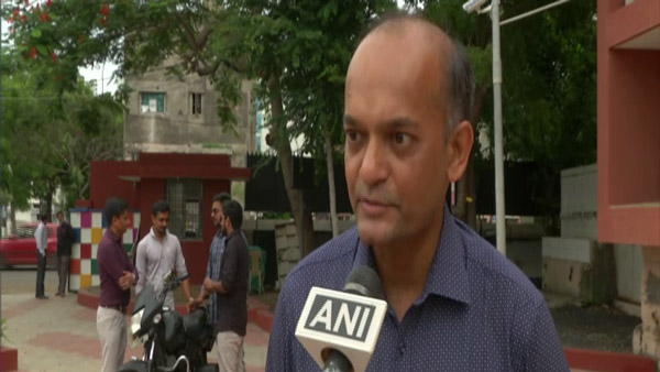 പെട്രോളിലും ഇലക്ട്രിക്കിലും ഓടിക്കാം; ഹ്രൈബ്രിഡ് മോട്ടോര്‍സൈക്കിളുമായി കോളേജ് വിദ്യാര്‍ത്ഥികള്‍