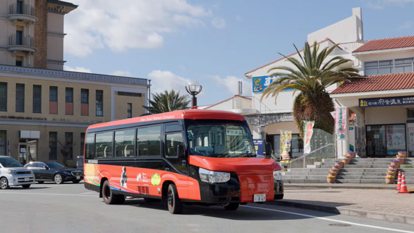 റോഡിലും ട്രെയിൻ ട്രാക്കിലും ഓടും; കേട്ടിട്ടുണ്ടോ അത്തരം ഒരു വാഹനത്തെ കുറിച്ച്?