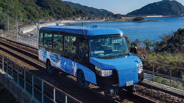 റോഡിലും ട്രെയിൻ ട്രാക്കിലും ഓടും; കേട്ടിട്ടുണ്ടോ അത്തരം ഒരു വാഹനത്തെ കുറിച്ച്?