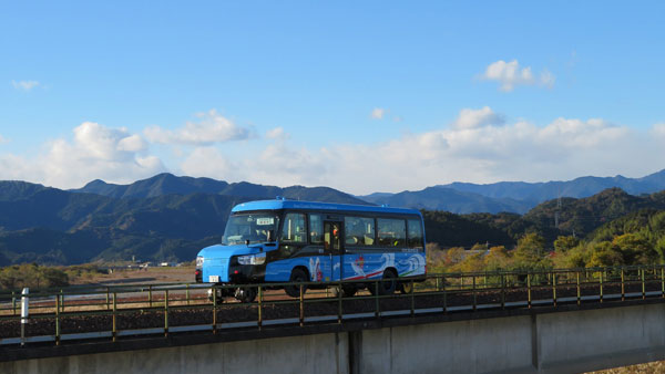 റോഡിലും ട്രെയിൻ ട്രാക്കിലും ഓടും; കേട്ടിട്ടുണ്ടോ അത്തരം ഒരു വാഹനത്തെ കുറിച്ച്?