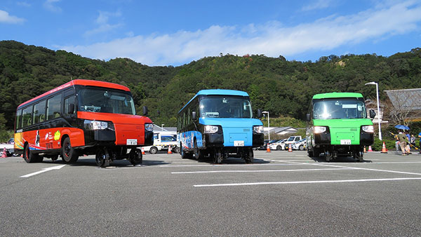 റോഡിലും ട്രെയിൻ ട്രാക്കിലും ഓടും; കേട്ടിട്ടുണ്ടോ അത്തരം ഒരു വാഹനത്തെ കുറിച്ച്?