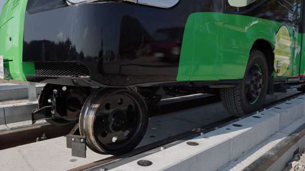 റോഡിലും ട്രെയിൻ ട്രാക്കിലും ഓടും; കേട്ടിട്ടുണ്ടോ അത്തരം ഒരു വാഹനത്തെ കുറിച്ച്?