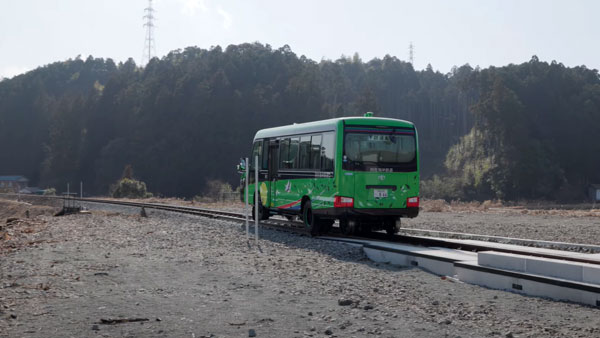 റോഡിലും ട്രെയിൻ ട്രാക്കിലും ഓടും; കേട്ടിട്ടുണ്ടോ അത്തരം ഒരു വാഹനത്തെ കുറിച്ച്?