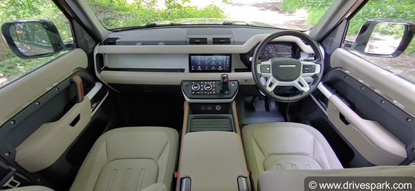 ഏറ്റവും പ്രാപ്തിയുള്ള ലക്ഷ്വറി ഓഫ്-റോഡർ; ലാൻഡ് റോവർ ഡിഫെൻഡറിന്റെ റിവ്യൂ വിശേഷങ്ങൾ