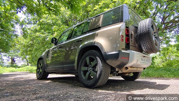 ഏറ്റവും പ്രാപ്തിയുള്ള ലക്ഷ്വറി ഓഫ്-റോഡർ; ലാൻഡ് റോവർ ഡിഫെൻഡറിന്റെ റിവ്യൂ വിശേഷങ്ങൾ