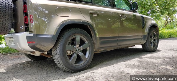 ഏറ്റവും പ്രാപ്തിയുള്ള ലക്ഷ്വറി ഓഫ്-റോഡർ; ലാൻഡ് റോവർ ഡിഫെൻഡറിന്റെ റിവ്യൂ വിശേഷങ്ങൾ