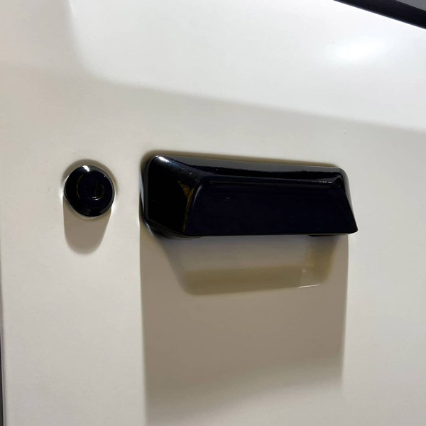 ആദ്യകാഴ്ചയില്‍ തന്നെ മനം മയക്കും; സാറ്റിന്‍ വൈറ്റ് റാപ്പില്‍ ഒരുങ്ങി മഹീന്ദ്ര ഥാര്‍