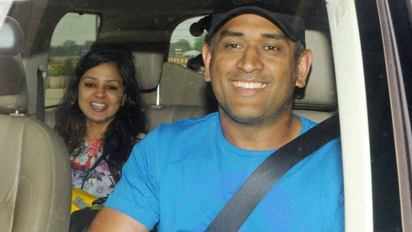 വിവാഹ വാർഷികത്തിലും ക്ലാസിക് ടച്ച്; സാക്ഷിക്ക് വിന്റേജ് ബീറ്റിൽ സമ്മാനിച്ച് ധോണി