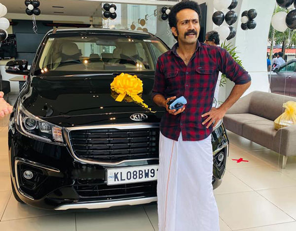 യാത്രകള്‍ക്ക് കൂട്ടായി കിയ കാര്‍ണിവല്‍; സന്തോഷം ആരാധകരുമായി പങ്കുവെച്ച് ഷൈന്‍ ടോം ചാക്കോ