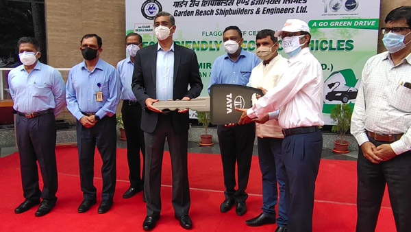 എക്‌സ്പ്രസ് T-ഇവി അവതരിപ്പിച്ചതിന് പിന്നാലെ ആദ്യ ബാച്ച് കൈമാറി ടാറ്റ