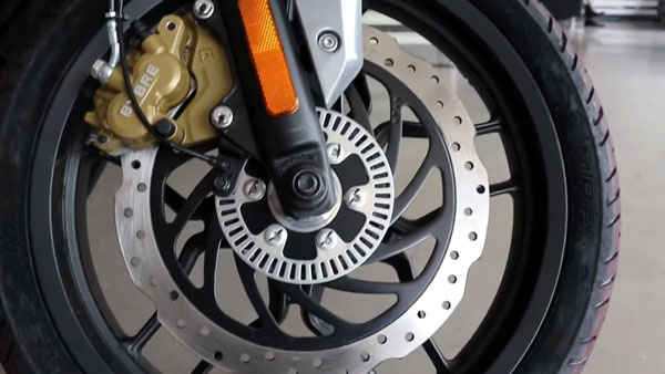 പുതിയ കളര്‍ ഓപ്ഷനില്‍ Pulsar RS200-നെ തിരിച്ചെത്തിച്ച് Bajaj; ഫസ്റ്റ്‌ലുക്ക് വോക്ക്എറൗണ്ട് വീഡിയോ ഇതാ