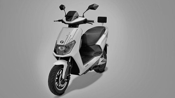 പൂര്‍ണ ചാര്‍ജില്‍ 75 കിലോമീറ്റര്‍ സഞ്ചരിക്കാം; ഇലക്ട്രിക് സ്‌കൂട്ടറുകള്‍ അവതരിപ്പിച്ച് EVTRIC