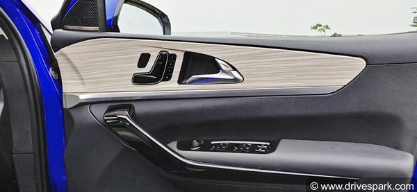 മഹീന്ദ്രയുടെ പുത്തൻ ഫ്ലാഗ്ഷിപ്പ് എസ്‌യുവി XUV700 -ന്റെ കൂടുതൽ വിശേഷങ്ങളുമായി ഫസ്റ്റ് ഡ്രൈവ് റിവ്യൂ