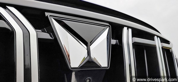 മഹീന്ദ്രയുടെ പുത്തൻ ഫ്ലാഗ്ഷിപ്പ് എസ്‌യുവി XUV700 -ന്റെ കൂടുതൽ വിശേഷങ്ങളുമായി ഫസ്റ്റ് ഡ്രൈവ് റിവ്യൂ