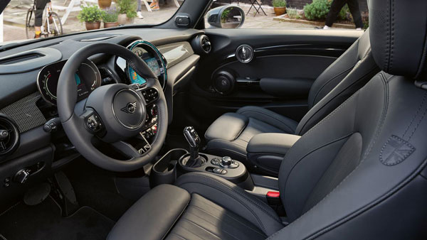 മിനിയുടെ ആഢംബര ഹാച്ച്ബാക്ക് ധ്യാന്‍ ശ്രീനിവാസന്റെ ഗ്യാരേജിലും; കൂപ്പര്‍ S സ്വന്തമാക്കി യുവതാരം