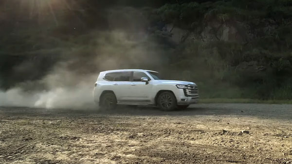 ഇതൊക്കെയെന്ത്! ലാന്‍ഡ് ക്രൂയിസറിന്റെ ഓഫ്‌റോഡ് കഴിവുകള്‍ വെളിപ്പെടുത്തുന്ന വീഡിയോയുമായി ടൊയോട്ട