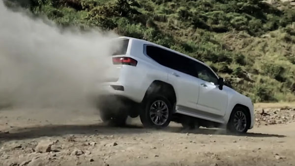 ഇതൊക്കെയെന്ത്! ലാന്‍ഡ് ക്രൂയിസറിന്റെ ഓഫ്‌റോഡ് കഴിവുകള്‍ വെളിപ്പെടുത്തുന്ന വീഡിയോയുമായി ടൊയോട്ട