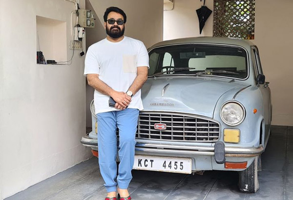 2255 അല്ല ലാലേട്ടന്റെ ആദ്യ കാറിന്റെ നമ്പർ 4455; കാറിനൊപ്പം താരം പങ്കുവെച്ച ചിത്രം വൈറലാവുന്നു