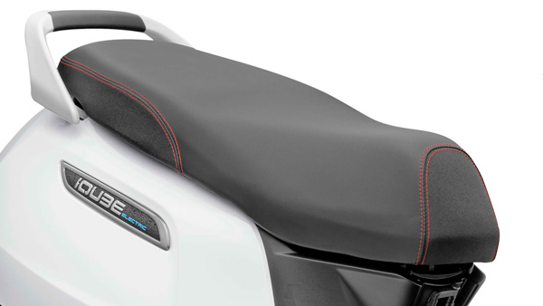 TVS iQube തന്നെ കേമന്; 2021 ഓഗസ്റ്റിലും Bajaj Chetak പിന്നിലാക്കി വില്പ്പന TVS iQube തന്നെ കേമന്; 2021 ഓഗസ്റ്റിലും Bajaj Chetak പിന്നിലാക്കി വില്പ്പന