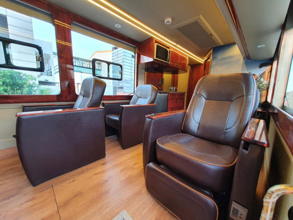 കേരളത്തിന്റെ വിനോദസഞ്ചാരത്തിന് പുതുമുഖം; കാരവന്‍ ടൂറിസത്തിനായി ഭാരത്ബെന്‍സിന്റെ കാരവന്‍ എത്തി