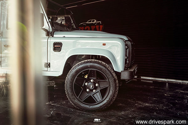 അത്യുഗ്രൻ മേക്കോവറിൽ യുവത്വം പ്രാപിച്ച് പൃഥ്വിയുടെ 1995 ലാൻഡ്റോവർ ഡിഫൻഡർ