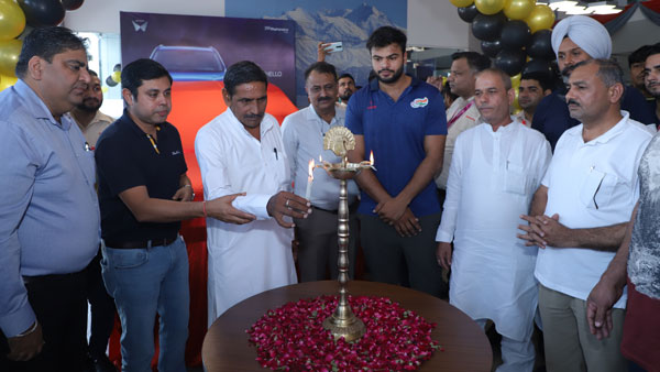 ഒളുമ്പ്യൻ സുമിത് ആന്റിലിന് XUV700 Javelin Gold എഡിഷൻ കൈമാറി Mahindra