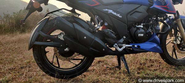 ഡബിള്‍ ബാരല്‍ എക്സ്ഹോസ്റ്റുള്ള ഇന്ത്യയിലെ ഏതാനും മോട്ടോര്‍സൈക്കിളുകള്‍