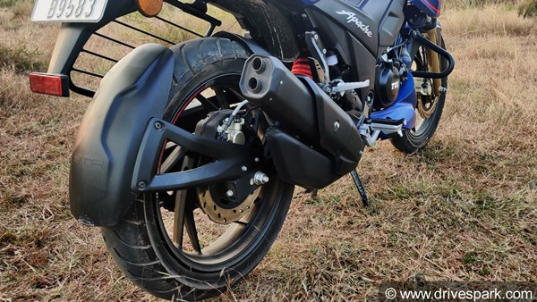 ഡബിള്‍ ബാരല്‍ എക്സ്ഹോസ്റ്റുള്ള ഇന്ത്യയിലെ ഏതാനും മോട്ടോര്‍സൈക്കിളുകള്‍