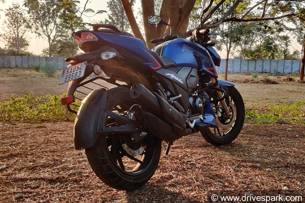 ഡബിള്‍ ബാരല്‍ എക്സ്ഹോസ്റ്റുള്ള ഇന്ത്യയിലെ ഏതാനും മോട്ടോര്‍സൈക്കിളുകള്‍