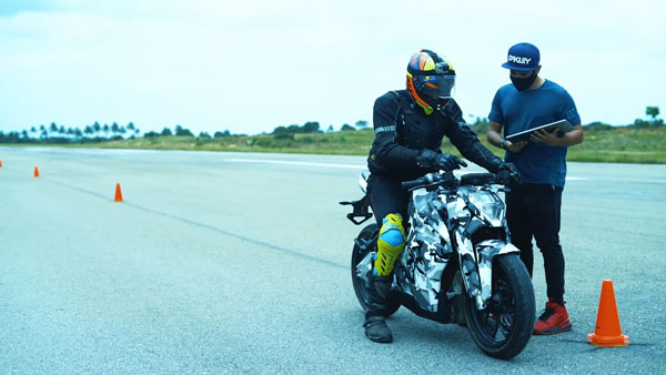 ഇലക്ട്രിക് ആണെങ്കിലും ചില്ലറക്കാരനല്ല; F77 ഇലക്ട്രിക് മോട്ടോര്‍സൈക്കിളിന്റെ പെര്‍ഫോമെന്‍സ് വീഡിയോയുമായി Ultraviolette