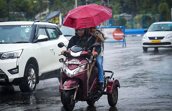 മറഞ്ഞിരിക്കുന്ന അപകടം; ഇരുചക്രവാഹനങ്ങളിൽ കുടയുടെ ഉപയോഗം നിരോധിച്ച് MVD