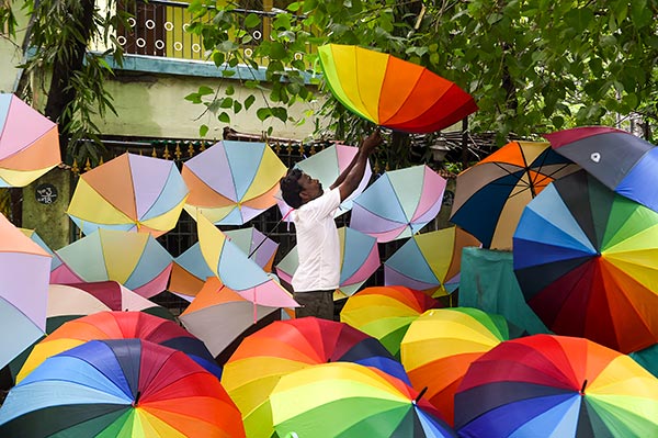 മറഞ്ഞിരിക്കുന്ന അപകടം; ഇരുചക്രവാഹനങ്ങളിൽ കുടയുടെ ഉപയോഗം നിരോധിച്ച് MVD