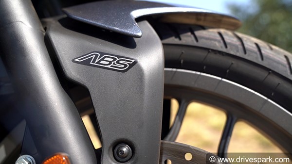 പള്‍സര്‍ ശ്രേണിയിലെ പുതുമുറക്കാരന്‍; Bajaj Pulsar F250 റിവ്യൂ വിശേഷങ്ങള്‍ ഇങ്ങനെ