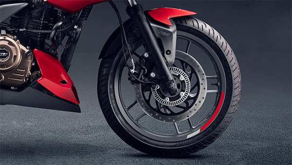 Bajaj ക്വാട്ടർ ലിറ്റർ ശ്രേണിയിൽ കേമൻ ആര്? Pulsar 250 vs Dominar 250