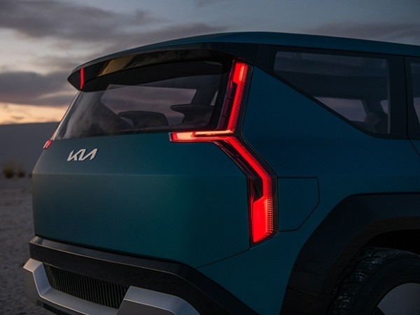 സിംഗിൾ ചാർജിൽ 482 കിലോമീറ്റർ റേഞ്ചുമായി ഫ്ലാഗ്ഷിപ്പ് EV9 കൺസെപ്റ്റ് അവതരിപ്പിച്ച് Kia
