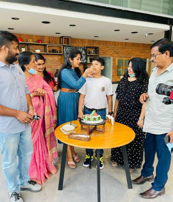 യാത്രകള്‍ക്ക് കൂട്ടായി ഇനി മിനി കണ്‍ട്രിമാന്‍; ചിത്രങ്ങള്‍ പങ്കുവെച്ച് നവ്യ നായര്‍