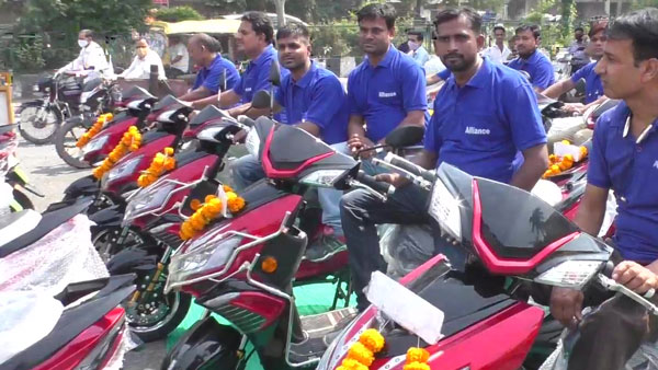 ജീവനക്കാര്‍ക്ക് ഒഖിനാവ ഇലക്ട്രിക് സ്‌കൂട്ടറുകള്‍ വാഗ്ദാനം ചെയ്ത് ഈ കമ്പനി