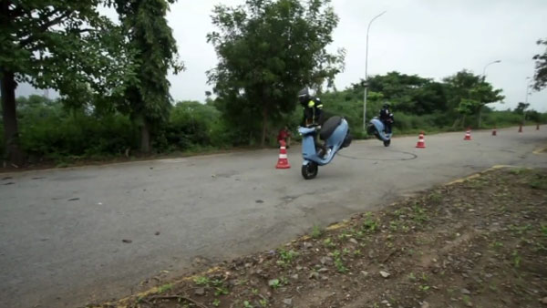 ഇലക്ട്രിക് സ്‌കൂട്ടര്‍ എന്ന തോന്നല്‍ വേണ്ട; Ola ഇലക്ട്രിക് സ്‌കൂട്ടറിന്റെ സ്റ്റണ്ട് വീഡിയോ ഇതാ