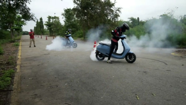 ഇലക്ട്രിക് സ്‌കൂട്ടര്‍ എന്ന തോന്നല്‍ വേണ്ട; Ola ഇലക്ട്രിക് സ്‌കൂട്ടറിന്റെ സ്റ്റണ്ട് വീഡിയോ ഇതാ