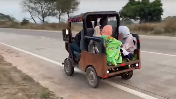 ആനന്ദ് മഹീന്ദ്രയുടെ കണ്ണിലുടക്കി കുഞ്ഞന് ജീപ്പ്; പിന്നാലെ വന് വാഗ്ദാനവും ആനന്ദ് മഹീന്ദ്രയുടെ കണ്ണിലുടക്കി കുഞ്ഞന് ജീപ്പ്; പിന്നാലെ വന് വാഗ്ദാനവും