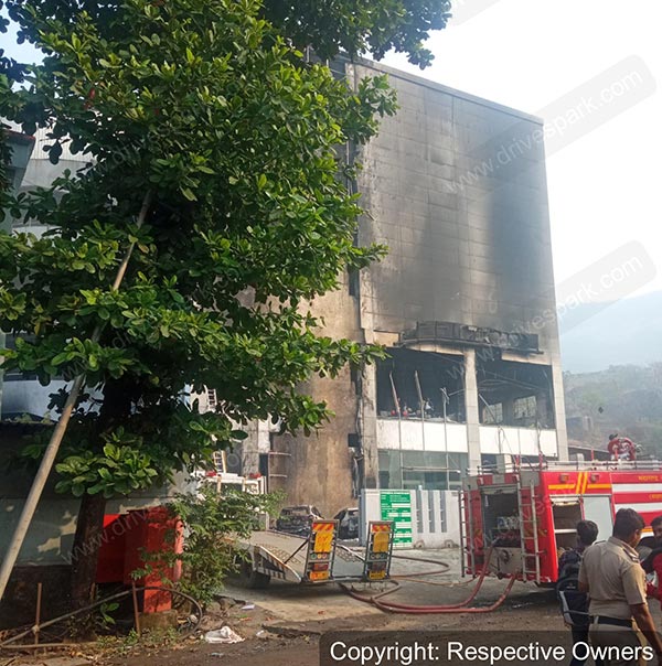 ഷോറൂമിലുണ്ടായത് വന്‍ തീപിടിത്തം; 40-45 ബിഎംഡബ്ല്യു കാറുകള്‍ കത്തിനശിച്ചു