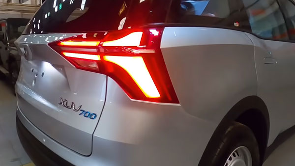 അടിസ്ഥാന വേരിയന്റില്‍ പോലും കൈനിറയെ ഫീച്ചറുകള്‍; പരിചയപ്പെടാം Mahindra XUV700 MX ഡീസല്‍ വേരിയന്റിനെ