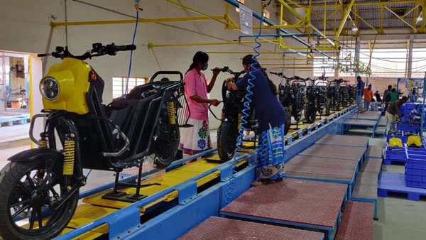 Ola-യ്ക്ക് പിന്നാലെ Bounce; ആദ്യ ഇലക്ട്രിക് സ്‌കൂട്ടറിന്റെ അവതരണം നാളെ