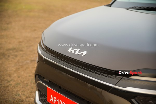 എംപിവി സെഗ്മെന്റിന് പുത്തൻ പകിട്ടേകാൻ Kia Carens; റിവ്യൂ വിശേഷങ്ങൾ ഇതാ