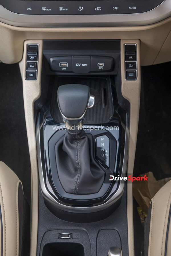 എംപിവി സെഗ്മെന്റിന് പുത്തൻ പകിട്ടേകാൻ Kia Carens; റിവ്യൂ വിശേഷങ്ങൾ ഇതാ