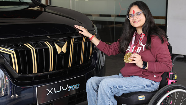 പാരാലിമ്പിക് താരം അവനി ലേഖറയ്ക്ക് കസ്റ്റമൈസ്‌ഡ് XUV700 ഗോൾഡ് എഡിഷൻ എസ്‌യുവി സമ്മാനിച്ച് മഹീന്ദ്ര